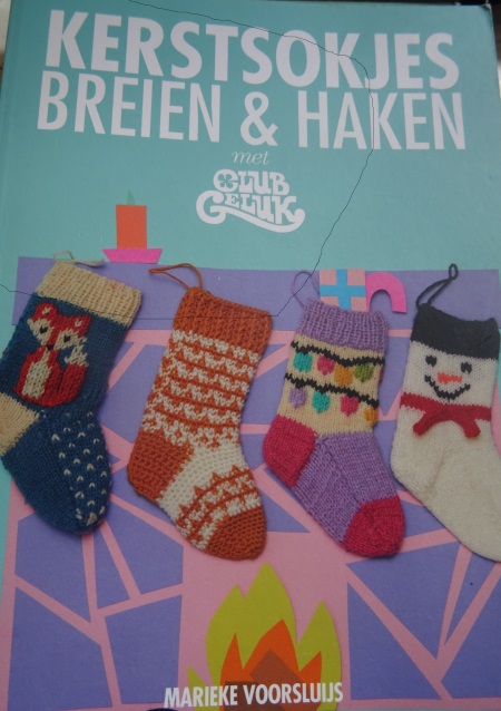 Kerstsokjes breien en haken door Marieke Voorsluijs.